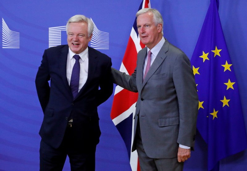 © Reuters. UK Secretary of State for Exiting the European Union Davis is welcomed by the European Commission's Chief Brexit Negotiator Barnier in Brussels