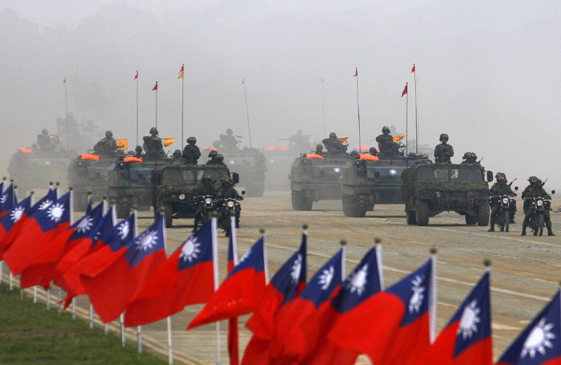 © Reuters. Soldiers drive their military vehicles past Taiwan flags during an army exercise in Hsinchu