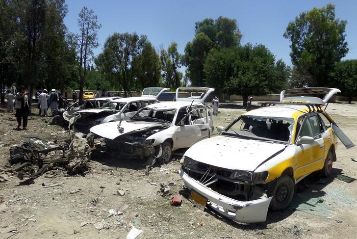 © Reuters. Damaged vehicles are seen after a suicide car bomb attack in Khost province