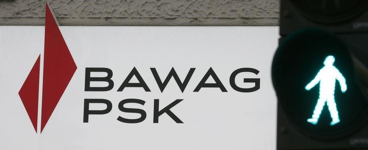 © Reuters. The logo of of U.S.-owned Austrian bank BAWAG PSK is pictured next to traffic lights at a branch office in Vienna
