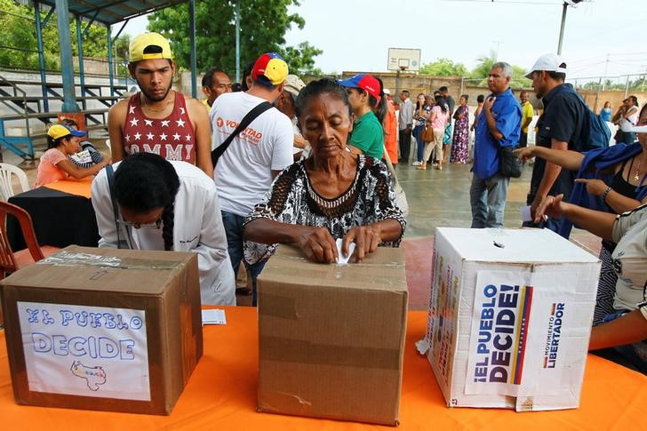 © Reuters. Mulher vota em pebliscito não oficial contra o governo do presidente da Venezuela, Nicolás Maduro, em Maracaibo