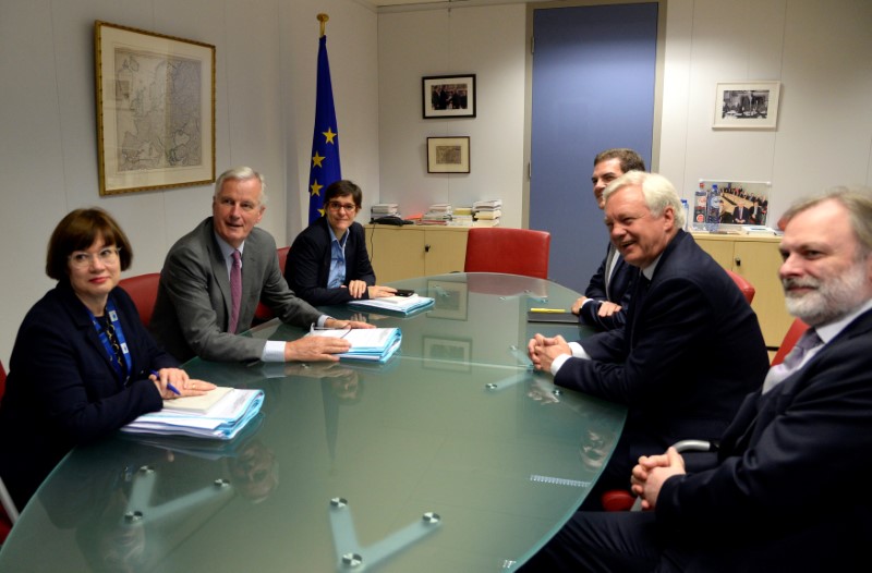 © Reuters. EU's chief Brexit negotiator Barnier and Britain's Secretary of State for Exiting the European Union Davis attend a meeting in Brussels