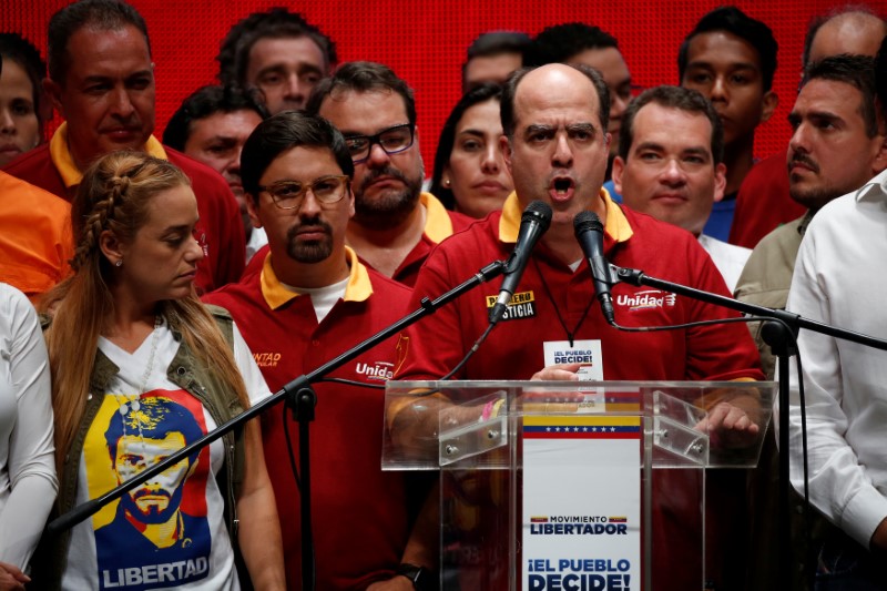 © Reuters. Julio Borges, presidente da Assembleia Nacional da Venezuela, durante declaração à imprensa após plebiscito não oficial contra o presidente Nicolás Maduro, em Caracas