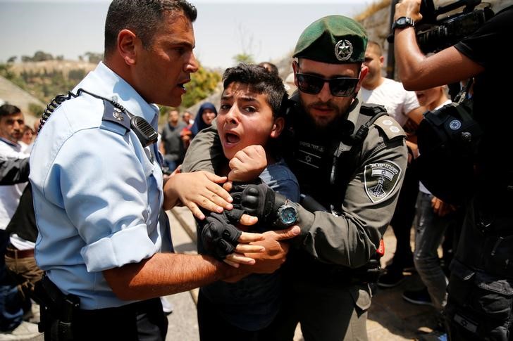 © Reuters. فلسطينيون يرفضون دخول المسجد الأقصى عبر بوابات الكترونية