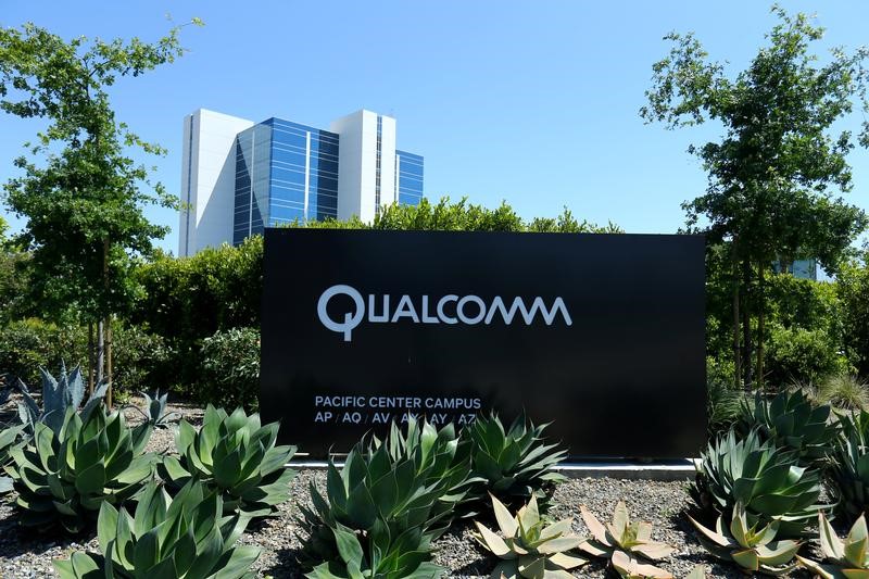 © Reuters. A Qualcomm sign is pictured at one of its many campus buildings in San Diego