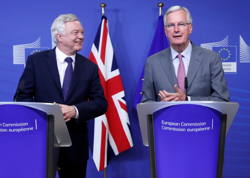 © Reuters. Ministro do Reino Unido para o Brexit, David Davis, e o negociador chefe da União Europeia, Michel Barnier, em Bruxelas, na Bélgica