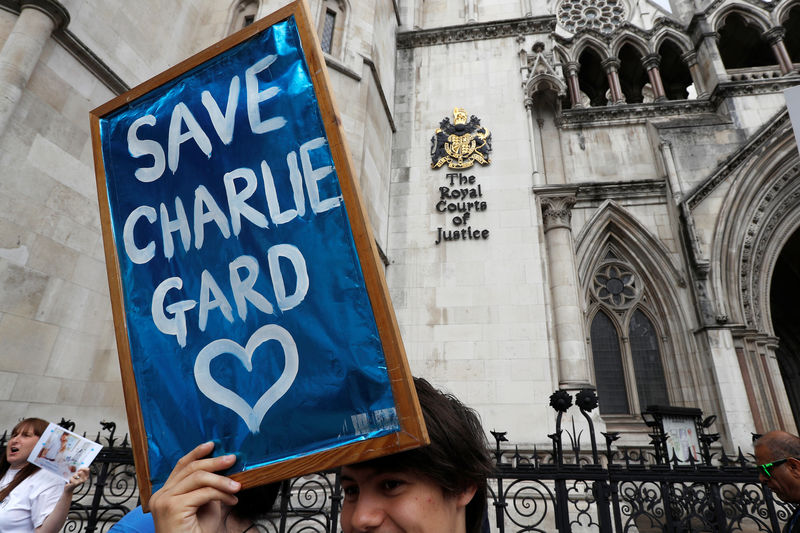 © Reuters. Pessoas fazem campanha para que o bebê britânico Charlie Gard possa ir aos Estados Unidos receber tratamento médico, em Londres