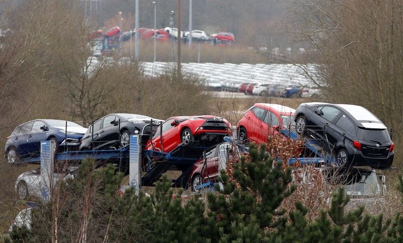 © Reuters. New Toyota cars are transported from their manufacturing facility in Burnaston