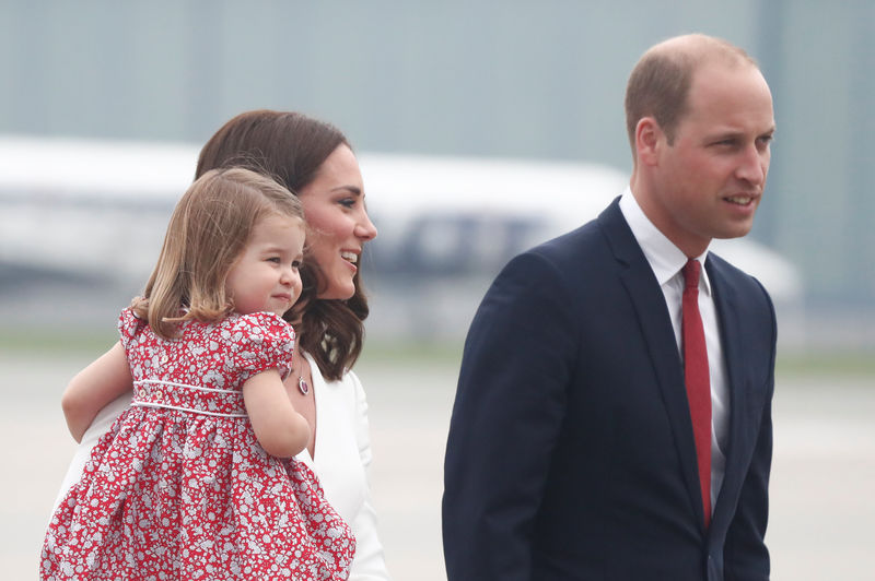 © Reuters. Duques de Cambridge comienzan gira por Polonia y Alemania