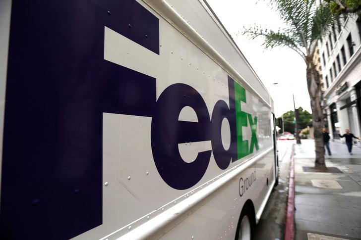 © Reuters. Фургон FedEx