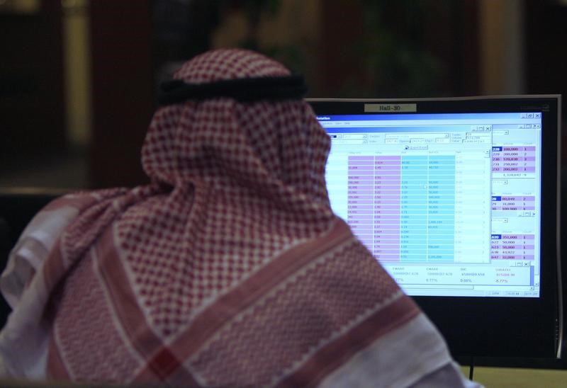 © Reuters. بورصة دبي ترتفع مخترقة مستوى مقاومة والسوق السعودية تتراجع