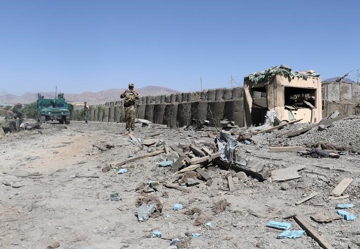 © Reuters. Forças de segurança do Afeganistão inspecionam local de ataque suicida em Gardez, na província de Paktia