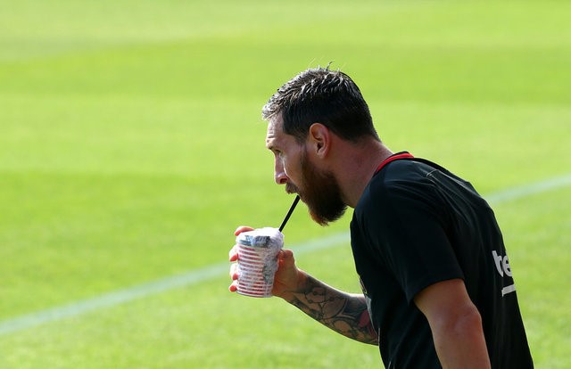© Reuters. Messi hace todo bien y dirigirlo genera alivio, dice el nuevo técnico del Barça