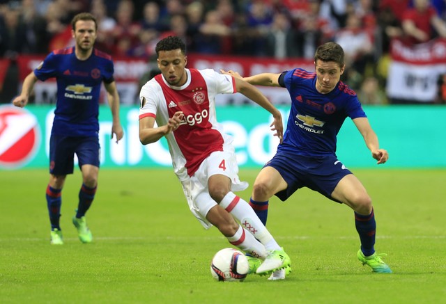 © Reuters. Ajax's Jairo Riedewald in action with Manchester United's Ander Herrera