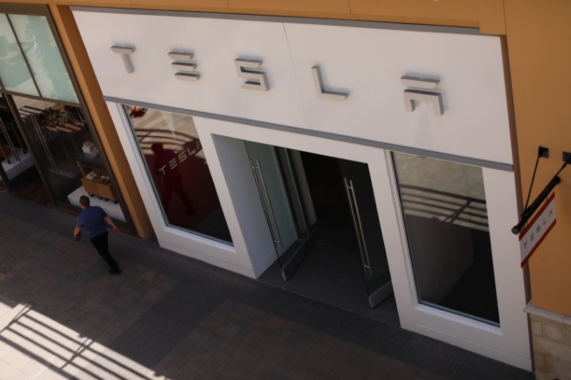 © Reuters. A Tesla store is shown at the shopping mall in San Diego