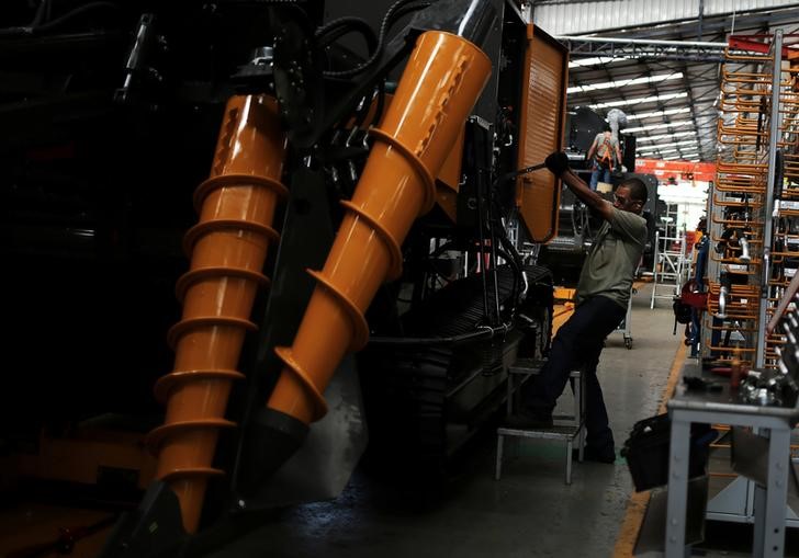 © Reuters. Funcionário trabalha em fábrica da AGCO em Ribeirão Preto