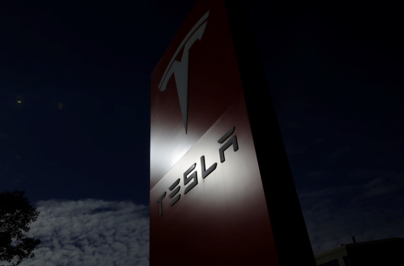 © Reuters. The Tesla corporate logo is pictured at a Tesla electric car dealership in Sydney