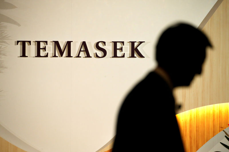 © Reuters. FILE PHOTO: An executive prepares to take the stage during the annual Temasek Review in Singapore