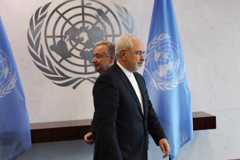 © Reuters. Iran's Foreign Minister Zarif walks past United Nations Secretary-General Guterres at the U.N. headquarters in New York City