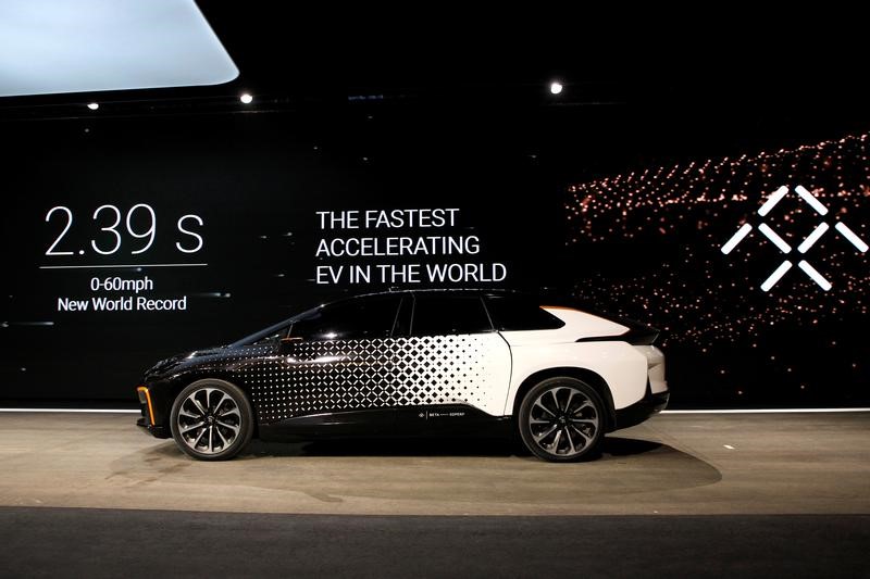 © Reuters. A Faraday Future FF 91 electric car returns to the stage after an exhibition of speed during an unveiling event at CES in Las Vegas