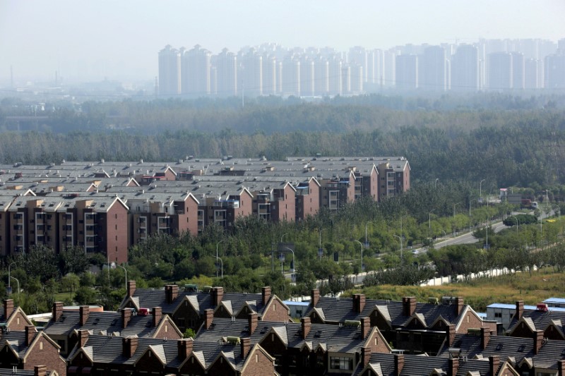 © Reuters. FILE PHOTO: Apartment blocks and villas are pictured in Wuqing District of Tianjin