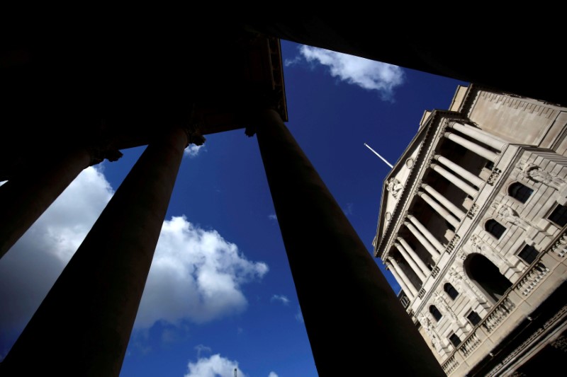 © Reuters. FILE PHOTO: The Bank of England is seen through the columns on the Royal Exchange building in London