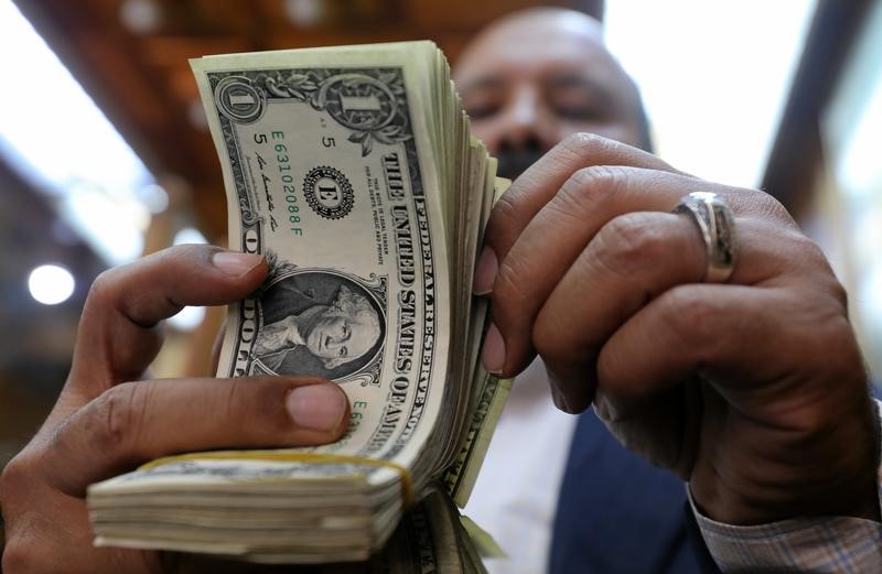 © Reuters. بنوك مصرية تبدأ في توفير الدولار للأفراد على استحياء