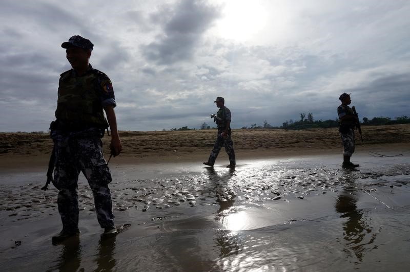 © Reuters. FILE PHOTO: A Myanmar border guard police officers stand guard in Buthidaung, northern Rakhine state, Myanmar