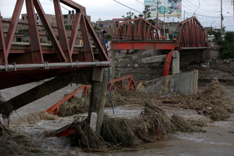 © Reuters. View of collapsed Viru bridge at the Pan American highway after a massive landslide and flood in Trujillo