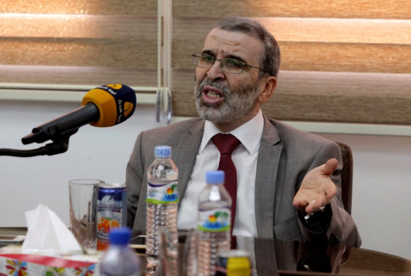© Reuters. Mustafa Sanalla, the head of the National Oil Corporation (NOC), gestures during a meeting with members of the east's House of Representatives and officials from NOC at Arabian Gulf Oil Company, in Benghazi