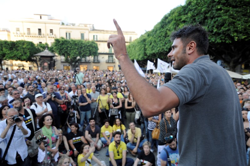 © Reuters. Alessandro Di Battista of the 5-Star Movement gestures as he speaks during a rally in Palermo