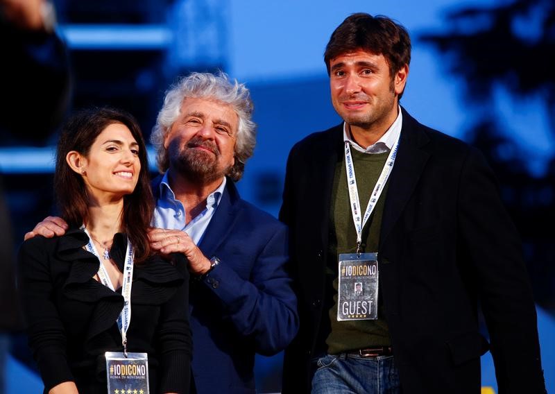 © Reuters. FILE PHOTO: Beppe Grillo, the founder of the anti-establishment 5-Star Movement, stands with Rome's Mayor Virginia Raggi and Alessandro Di Battista during a march in support of the 'No' vote in the upcoming constitutional reform referendum in Rome