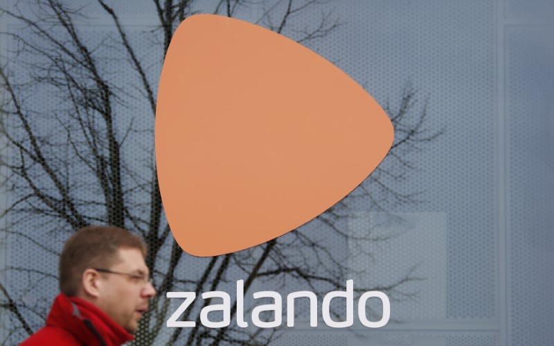 © Reuters. A man walks past the logo of  fashion retailer Zalando in Berlin