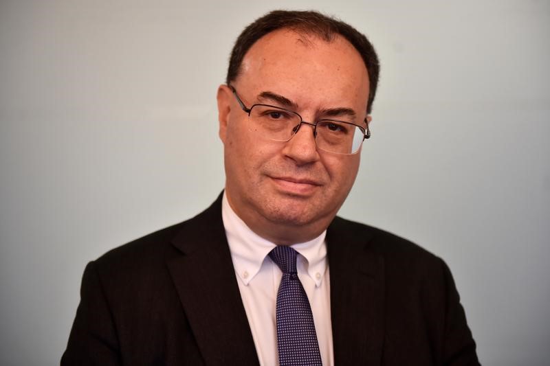 © Reuters. Andrew Bailey, CEO of the Financial Conduct Authority, poses for a photo as he arrives at the Reuters offices for an interview in London