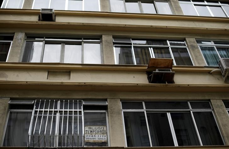 © Reuters. Apartamento com placa de aluguel em Copacabana, no Rio de Janeiro