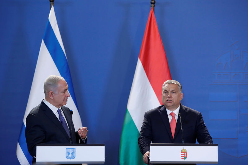 © Reuters. Hungarian Prime Minister Orban and Israeli Prime Minister Netanyahu attend a news conference in Budapest