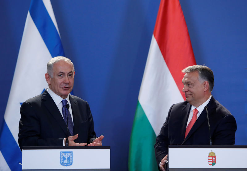 © Reuters. Hungarian Prime Minister Orban and Israeli Prime Minister Netanyahu attend a news conference in Budapest