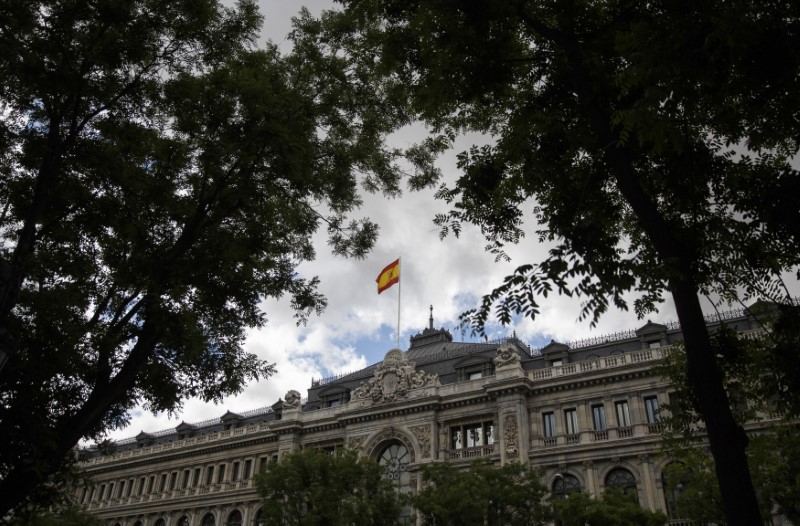 © Reuters. A Spanish flag waves over the Bank of Spain in Madrid