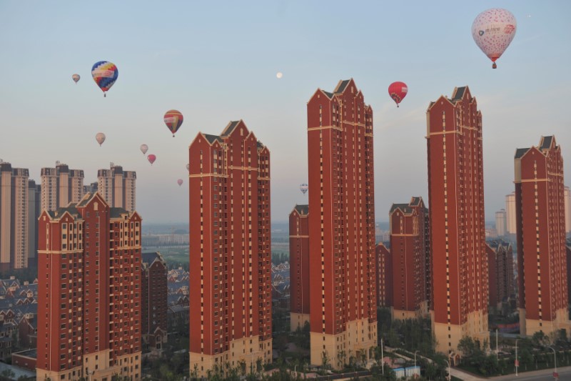 © Reuters. Hotair balloons fly over residential buildings in Wuqing District of Tianjin