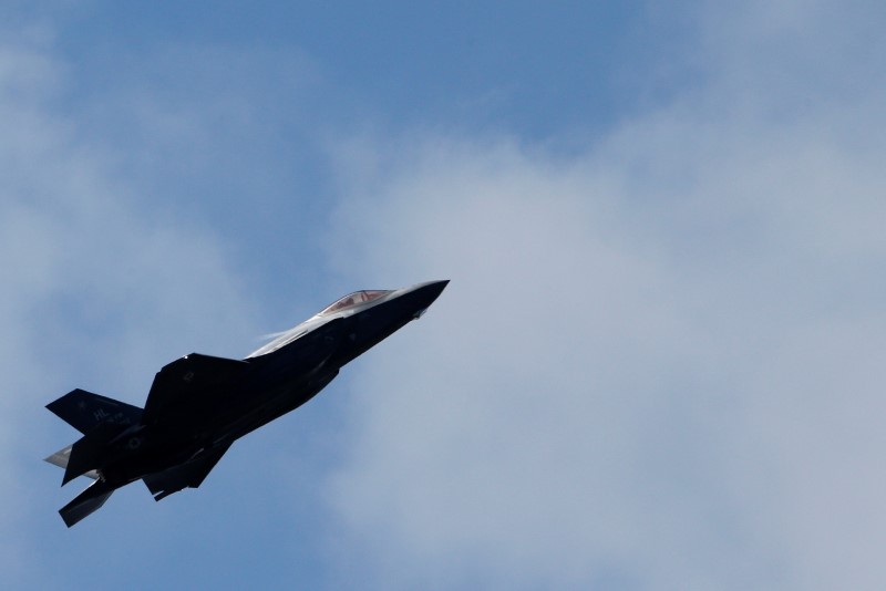 © Reuters. A Lockheed Martin F-35A Lightning II aircraft takes part to a flying display at  the 52nd Paris Air Show at Le Bourget Airport near Paris
