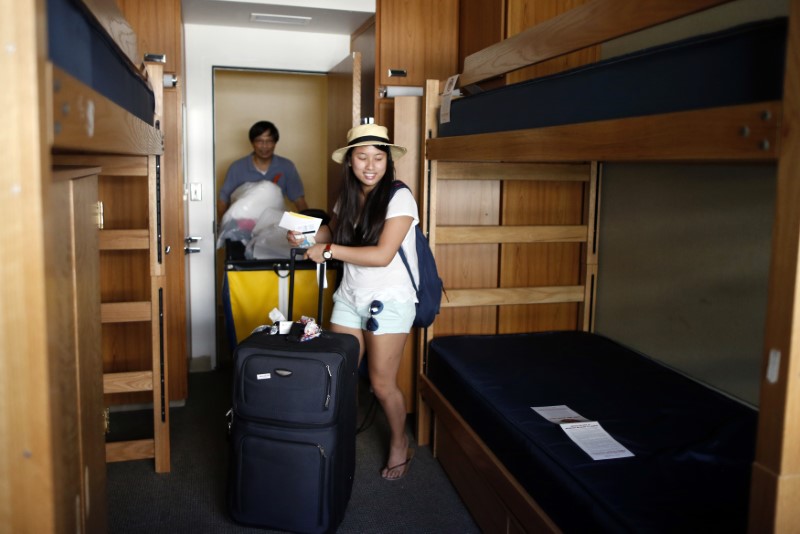 © Reuters. Math and economics major Chan from New Jersey, moves into her dorm as around new UCLA students move into campus residence halls in preparation for the new school year, in Los Angeles