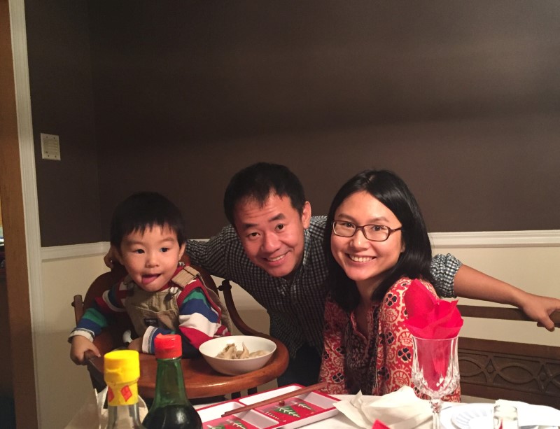 © Reuters. Estudante de pós-graduação da Universidade de Princeton detido no Irã, Xiyue Wang, em foto com esposa e filho