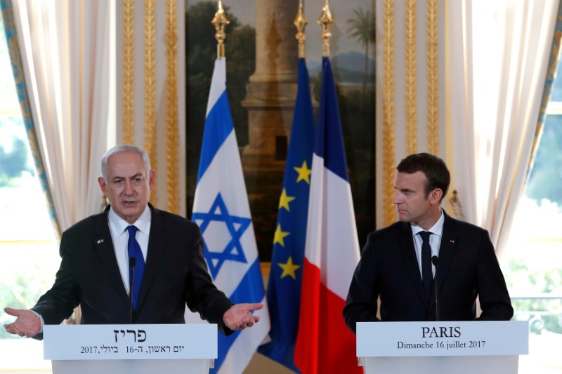 © Reuters. French President Emmanuel Macron and Israeli Prime Minister Benjamin Netanyahu attend a news conference to make a joint declaration at the Elysee Palace in Paris