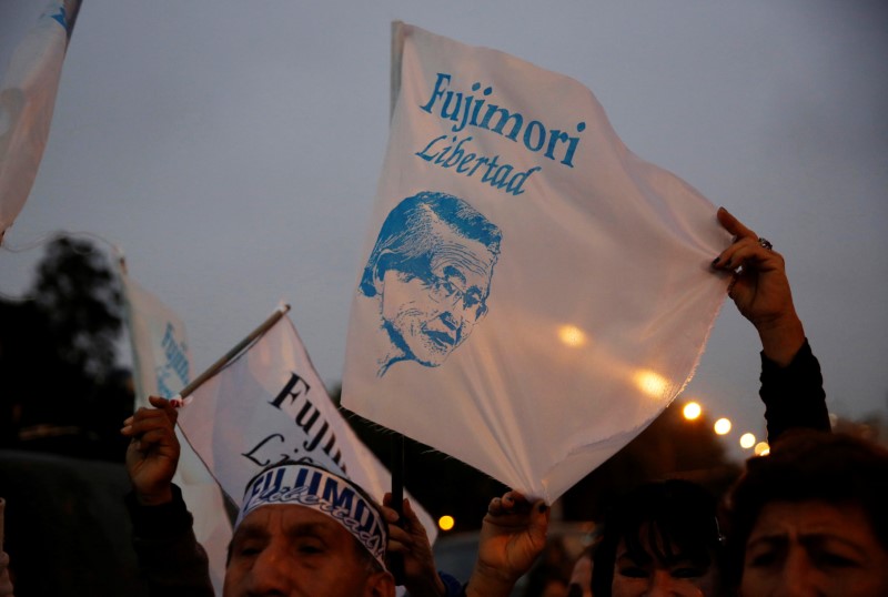 © Reuters. People attend a rally demanding the release of former President Alberto Fujimori in Lima