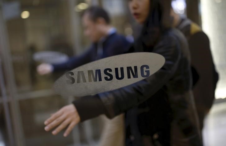 © Reuters. FILE PHOTO - A file photo shows employees walking in the main office building of Samsung Electronics in Seoul