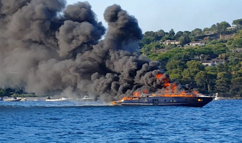 © Reuters. A luxury yacht burns near Pampelonne beach in St Tropez