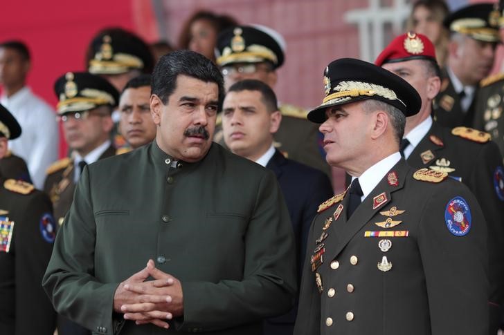 © Reuters. O presidente da Venezuela, Nicolas Maduro (à esquerda) fala com o ministro da Defesa do país, Vladimir Padrino Lopez, durante evento militar em Caracas, na Venezuela