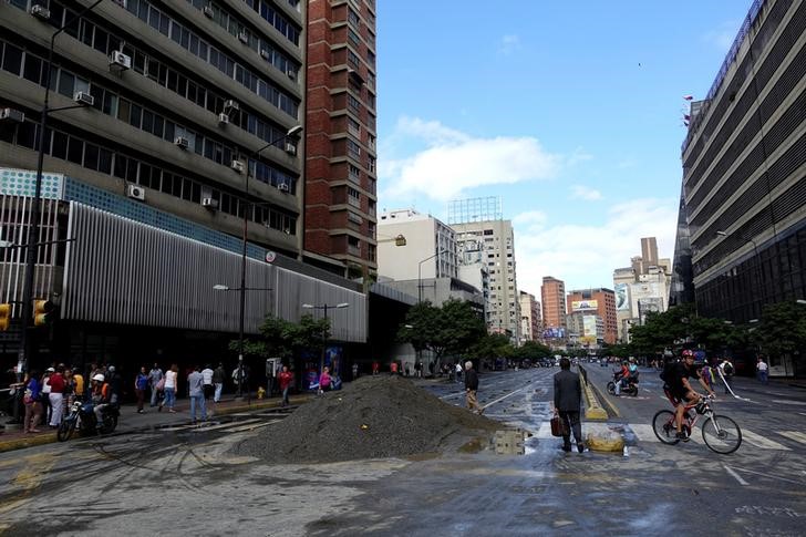 © Reuters. Avenida bloqueada durante protesto contra o governo em  Caracas