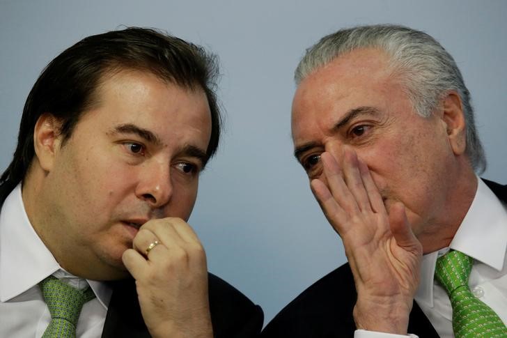 © Reuters. O presidente brasileiro Michel Temer (à direita) conversa com o presidente da Câmara dos Deputados, Rodrigo Maia, durante evento no Palácio do Planalto, em Brasília