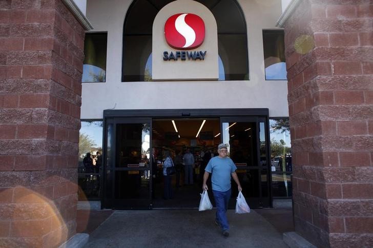 © Reuters. A man leaves a Safeway supermarket in Tucson